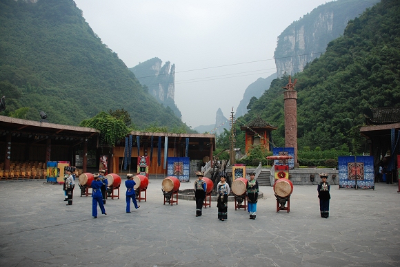 Das Dehang Miao-Dorf in der Schlucht