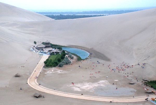Rauschende Sanddnen und Mondsichel-See in Dunhuang