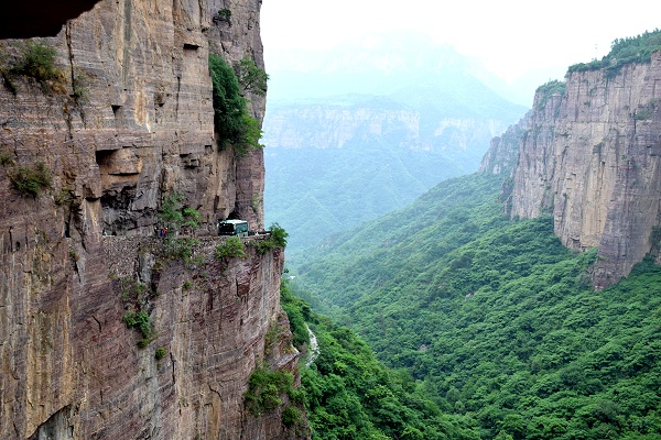 Guoliang-Tunnelstrasse an steilen Felsen