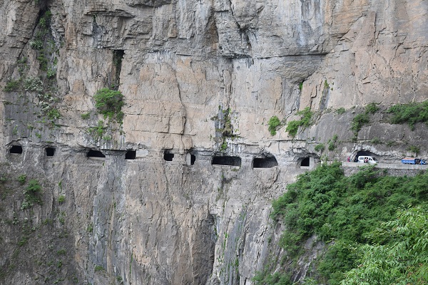 Kunshan-Tunnel mit ffnungen an steilen Felswnden