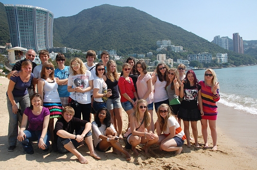 Gruppenfoto der Schülergruppe vor dem Fengshui-Haus in Hongkong