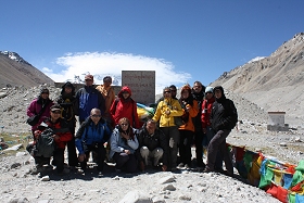 Reisegruppe vor dem Mount Everest Basislager